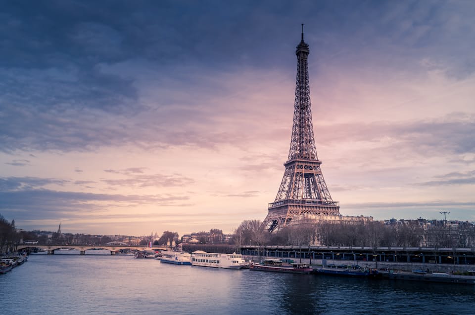Vue de Paris au crépuscule avec la tour Eiffel et les toits haussmanniens