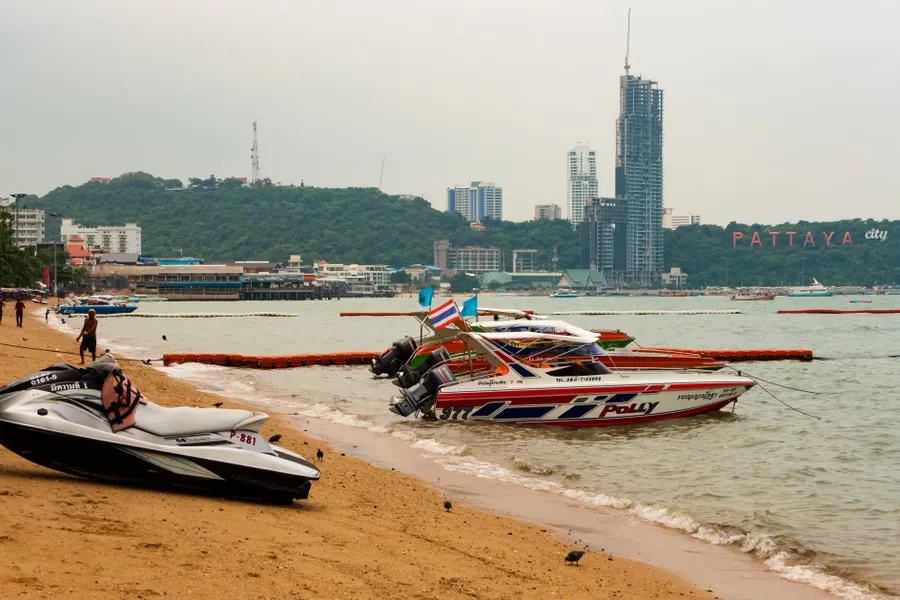 La plage de Pattaya en pleine activité, avec ses bateaux rapides et son animation touristique.