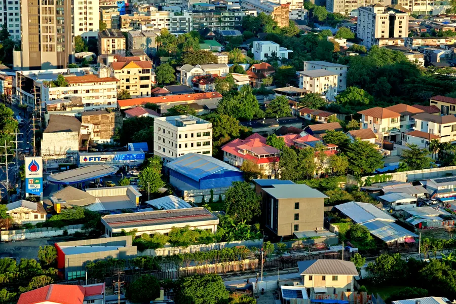 Vue aérienne d’un quartier résidentiel thaïlandais de maisons individuelles, à l’image d’East Pattaya.