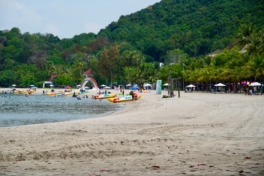 Une plage bordée de cocotiers avec ses activités nautiques, à l’image du front de mer résidentiel de Jomtien.