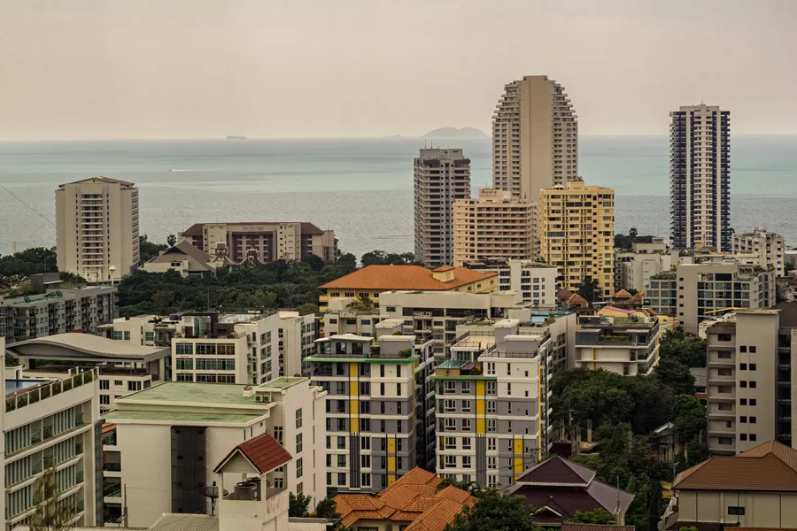 Des immeubles dominant la mer à Pattaya, à l’image du bâti de Pratumnak Hill.