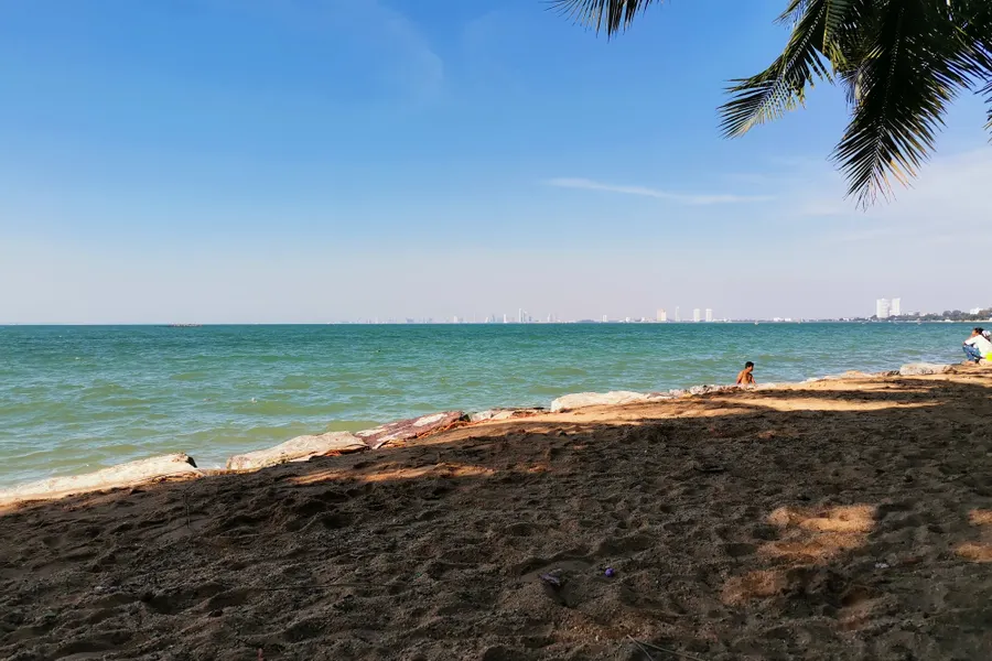 Une plage calme et turquoise du golfe de Thaïlande, à l’image du littoral au nord de Pattaya.