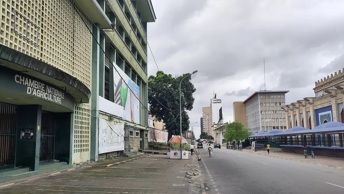 Une rue du Plateau bordée d’immeubles à Abidjan