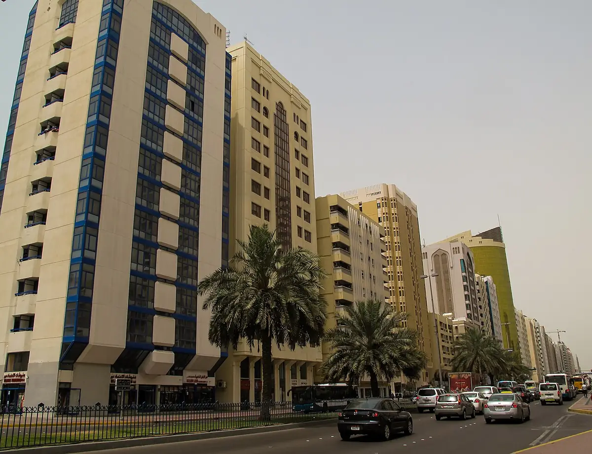 Tours résidentielles et palmiers le long d’une avenue du centre d’Abou Dabi