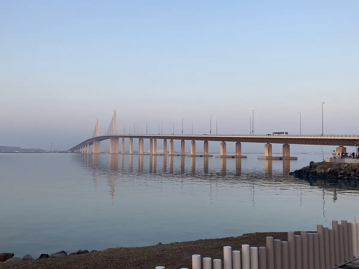 Le pont de Hudayriat qui s’étire sur une mer calme sous un ciel brumeux