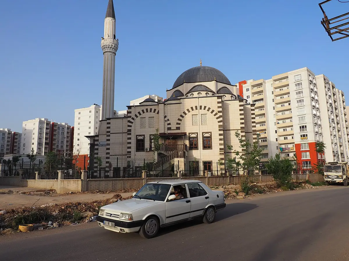 Une mosquée de quartier entourée d’immeubles résidentiels à Adana