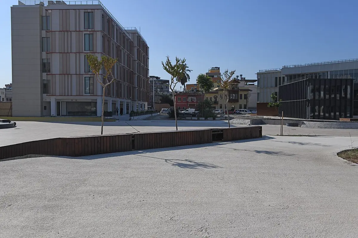 Une place bordée d’immeubles dans le quartier de Seyhan à Adana