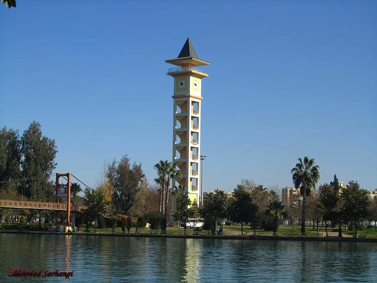La tour de l’horloge dans le parc central d’Adana, entourée de palmiers