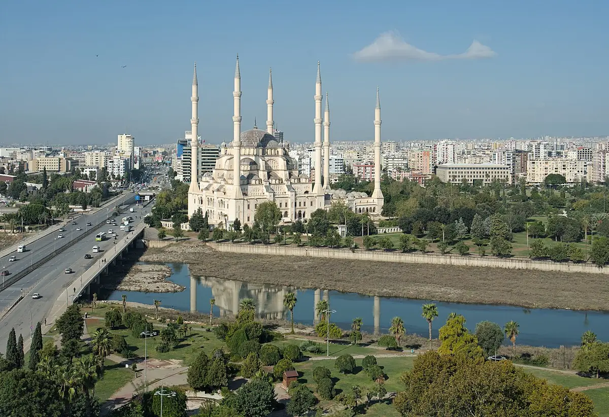 La mosquée Sabancı et le fleuve Seyhan vus depuis les toits d’Adana