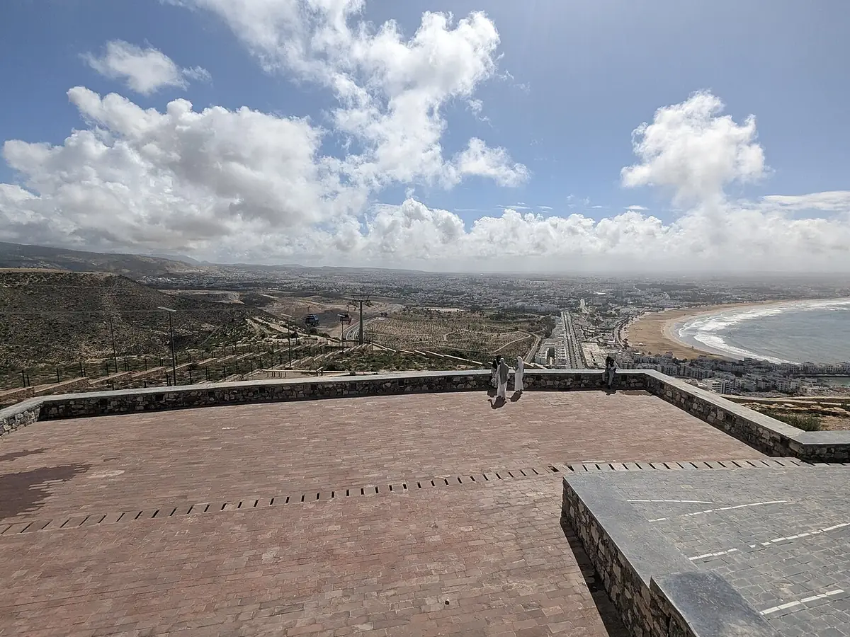 Vue panoramique depuis la kasbah d’Agadir Oufella sur la ville et la côte