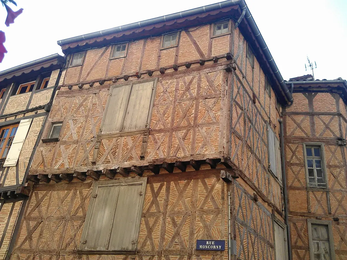 Une maison à pans de bois à Agen, façade à colombages