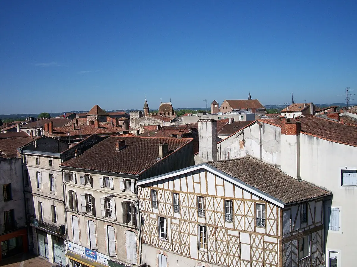 Vue sur les toits d’Agen, avec une maison à colombages