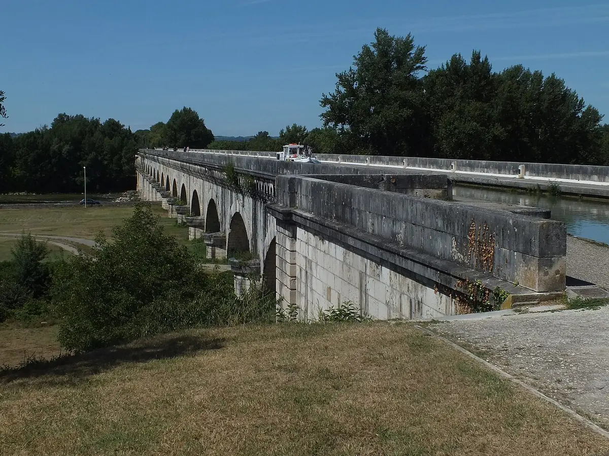 Le pont-canal d’Agen franchissant la vallée sur ses arches de pierre