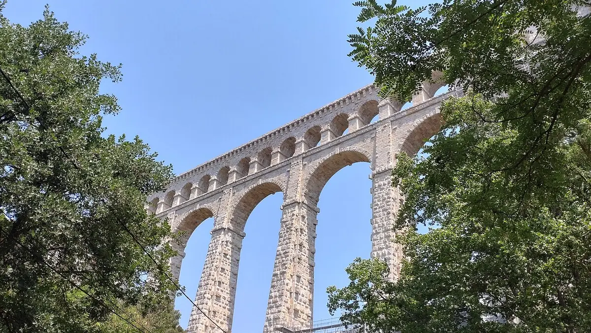 L’aqueduc de Roquefavour franchissant la vallée près d’Aix-en-Provence