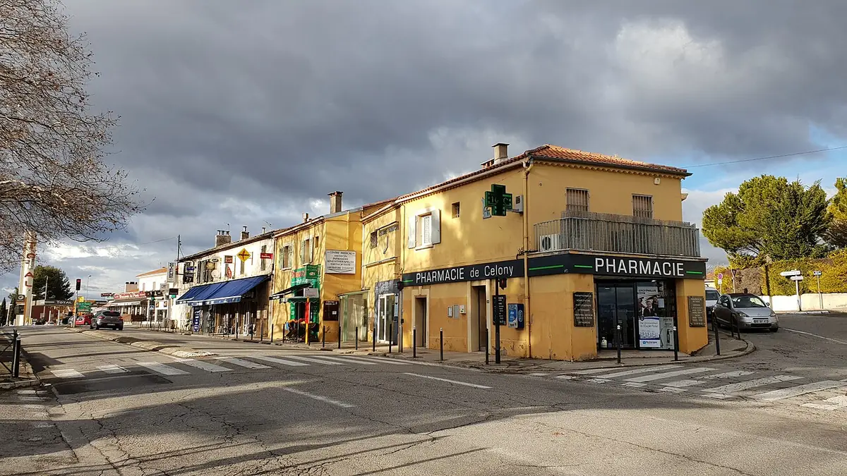 Une rue d’Aix-en-Provence bordée de commerces et de maisons colorées