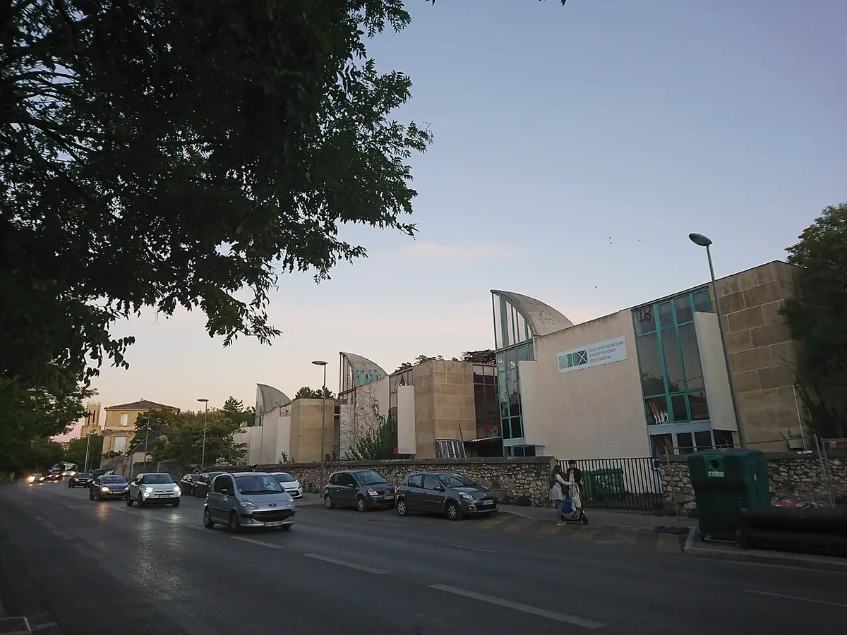 Une rue résidentielle avec un immeuble moderne à Aix-en-Provence