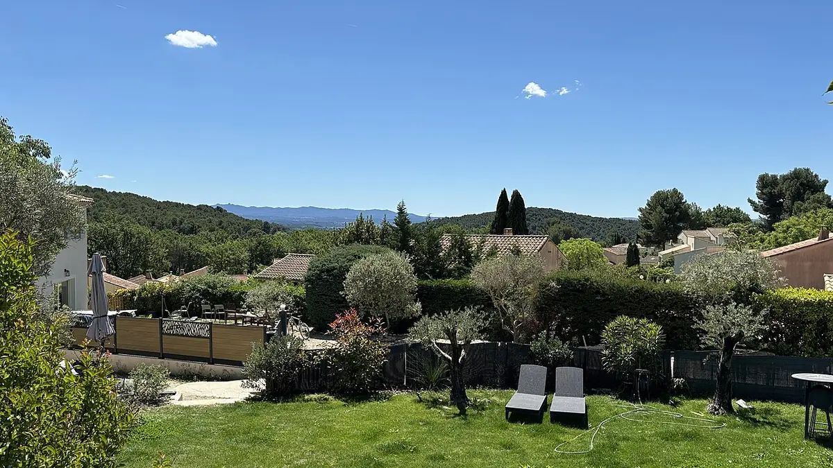 Vue sur des maisons provençales et un jardin depuis les hauteurs d’Aix