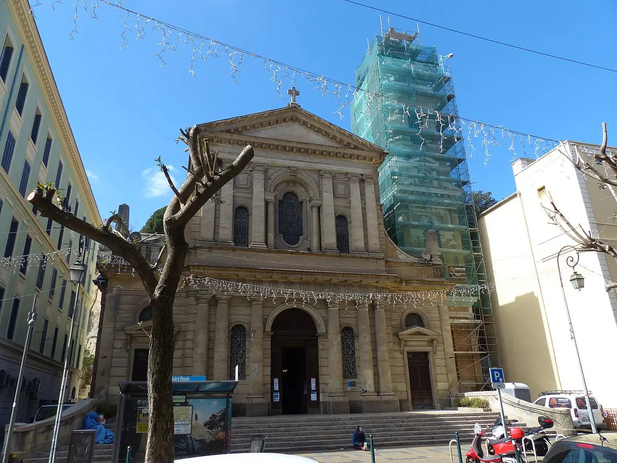Une rue d’Ajaccio menant vers le clocher de l’église Saint-Roch