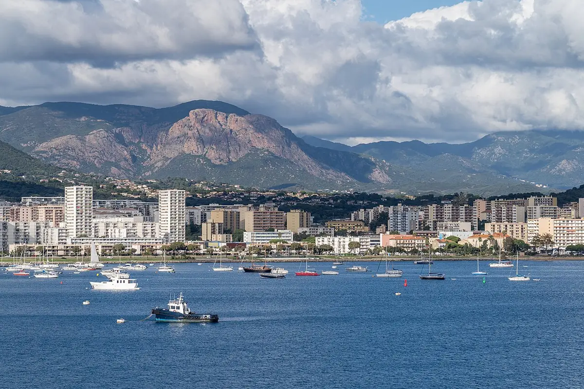 Vue d’Ajaccio depuis le port des ferries, ville et montagnes en fond