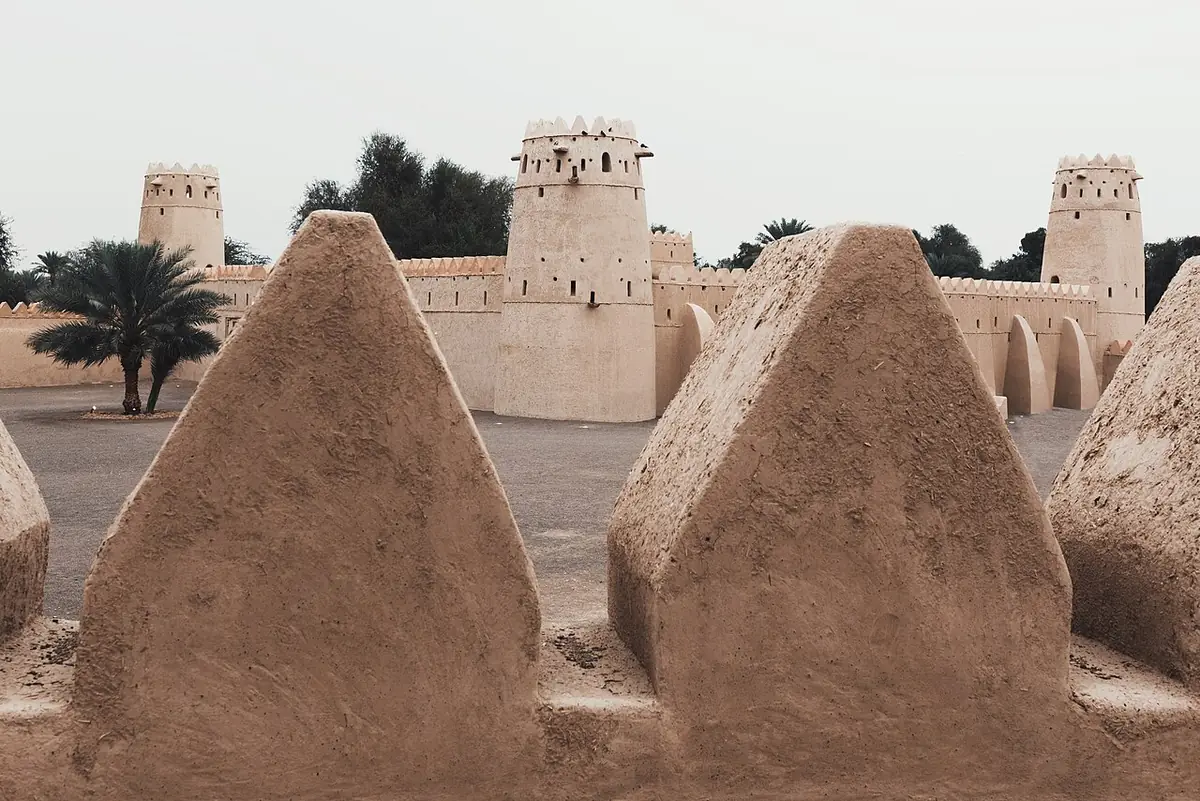 Les tours en brique crue du fort d'Al Jahili, à Al Ain, sous un ciel dégagé