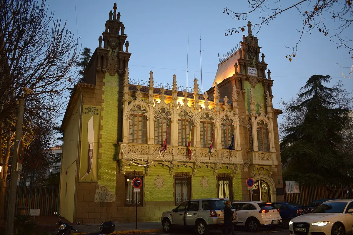 Un bâtiment ornemental jaune au crépuscule à Albacete