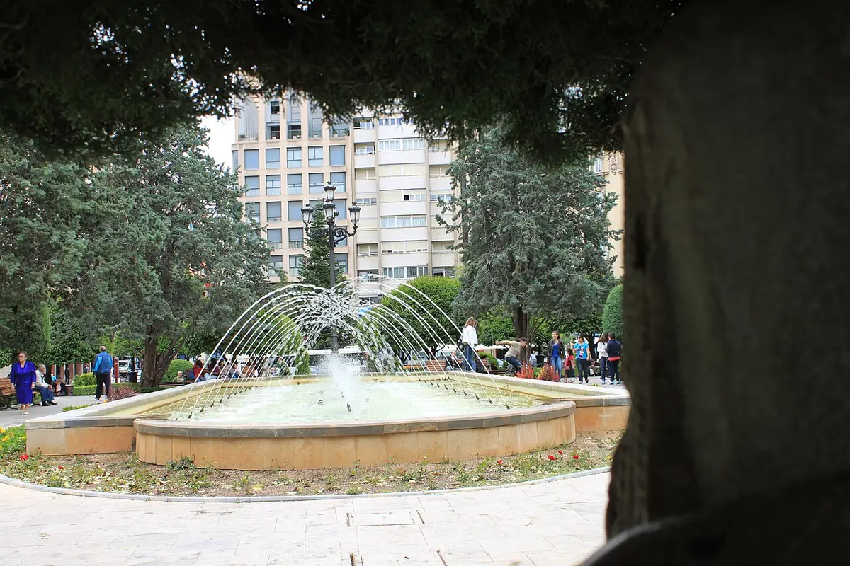 Une fontaine sur une place d’Albacete, avec des passants