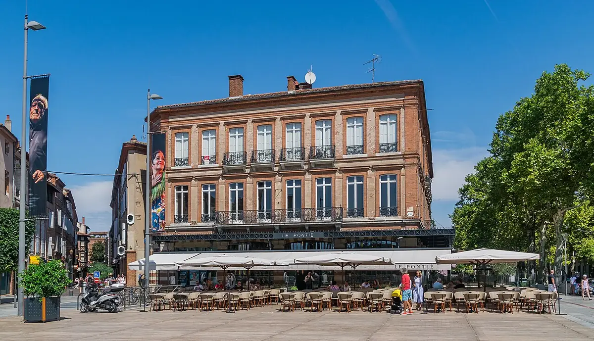 Un immeuble ancien place du Vigan à Albi
