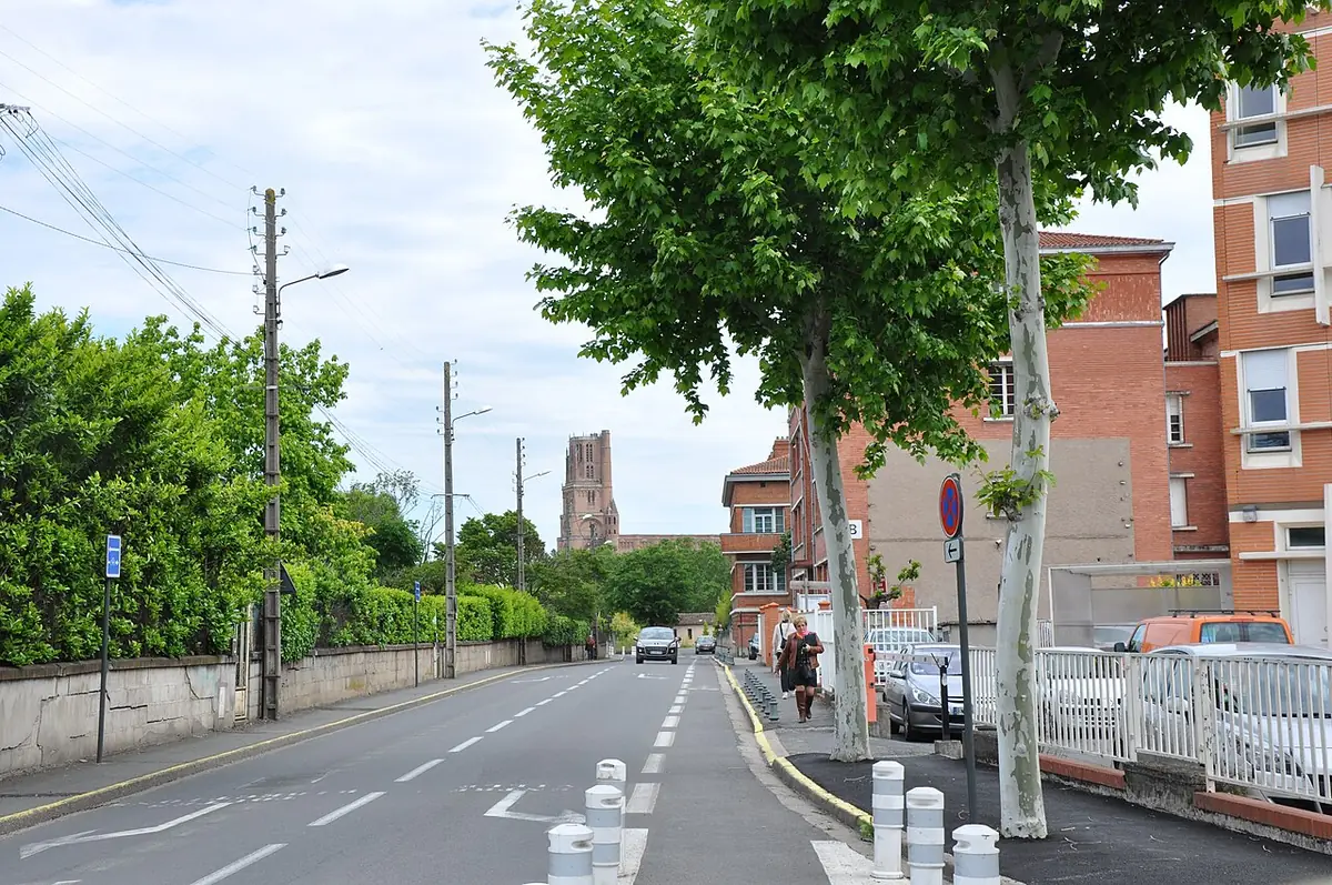 La cathédrale Sainte-Cécile en briques rouges vue d’une rue d’Albi