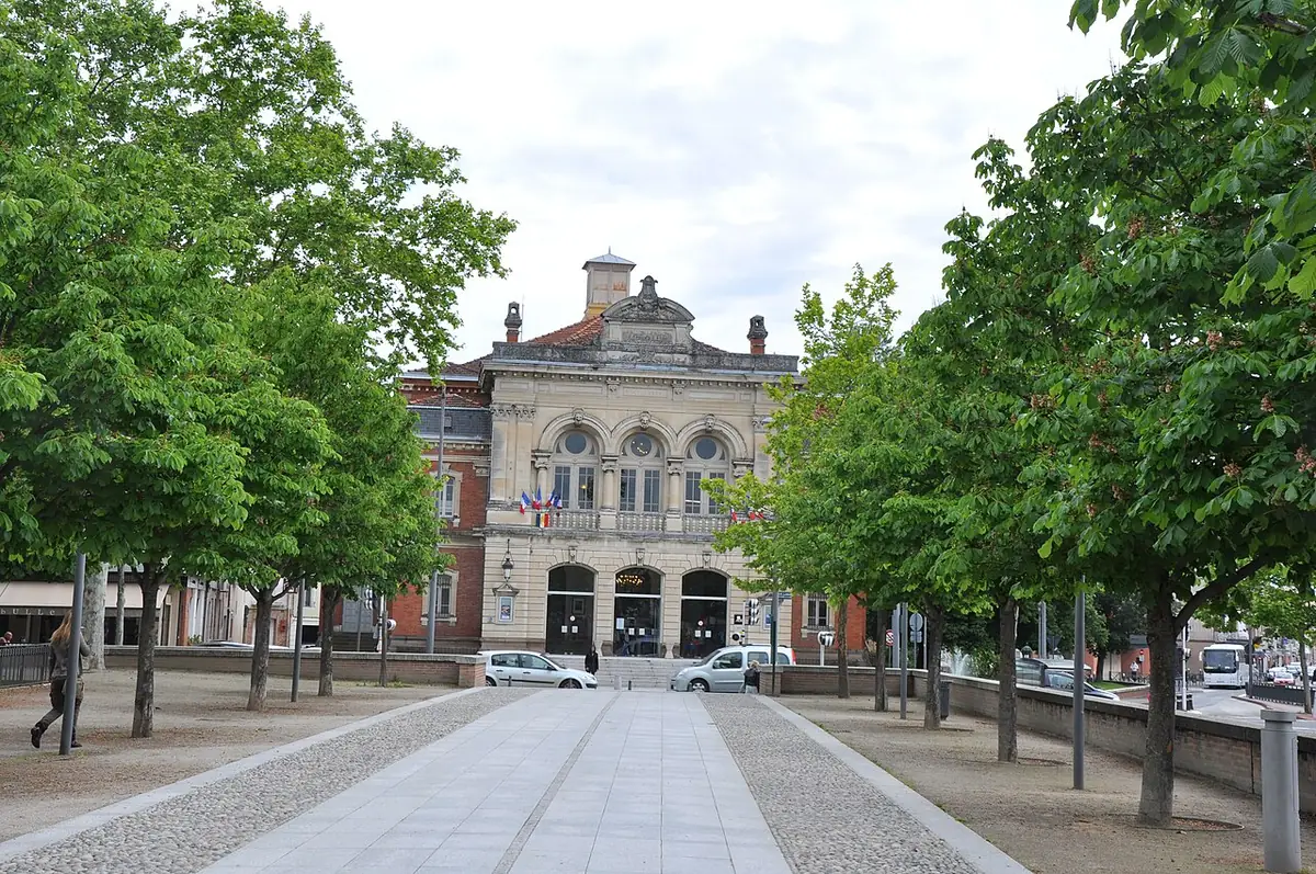 Une allée bordée d’arbres menant au théâtre municipal d’Albi