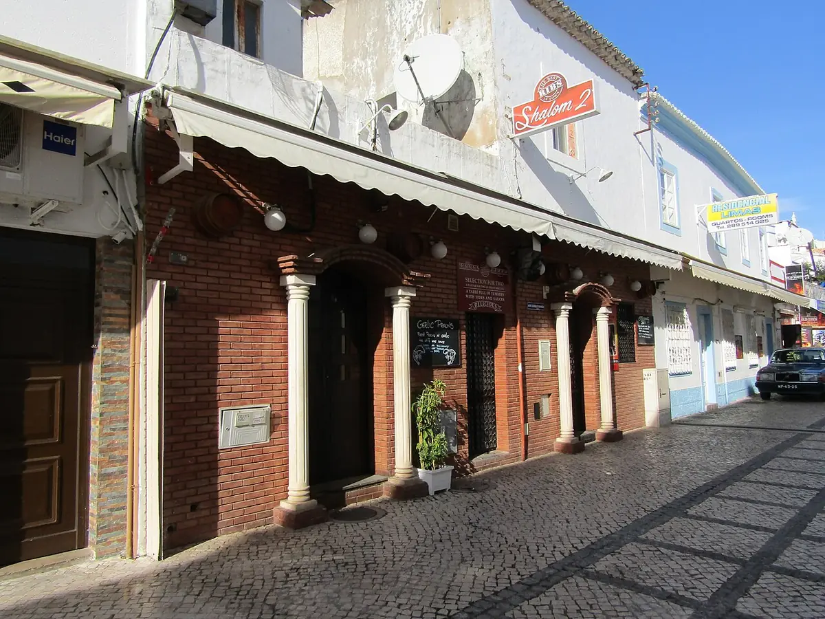 Une rue pavée de la vieille ville d’Albufeira bordée de restaurants