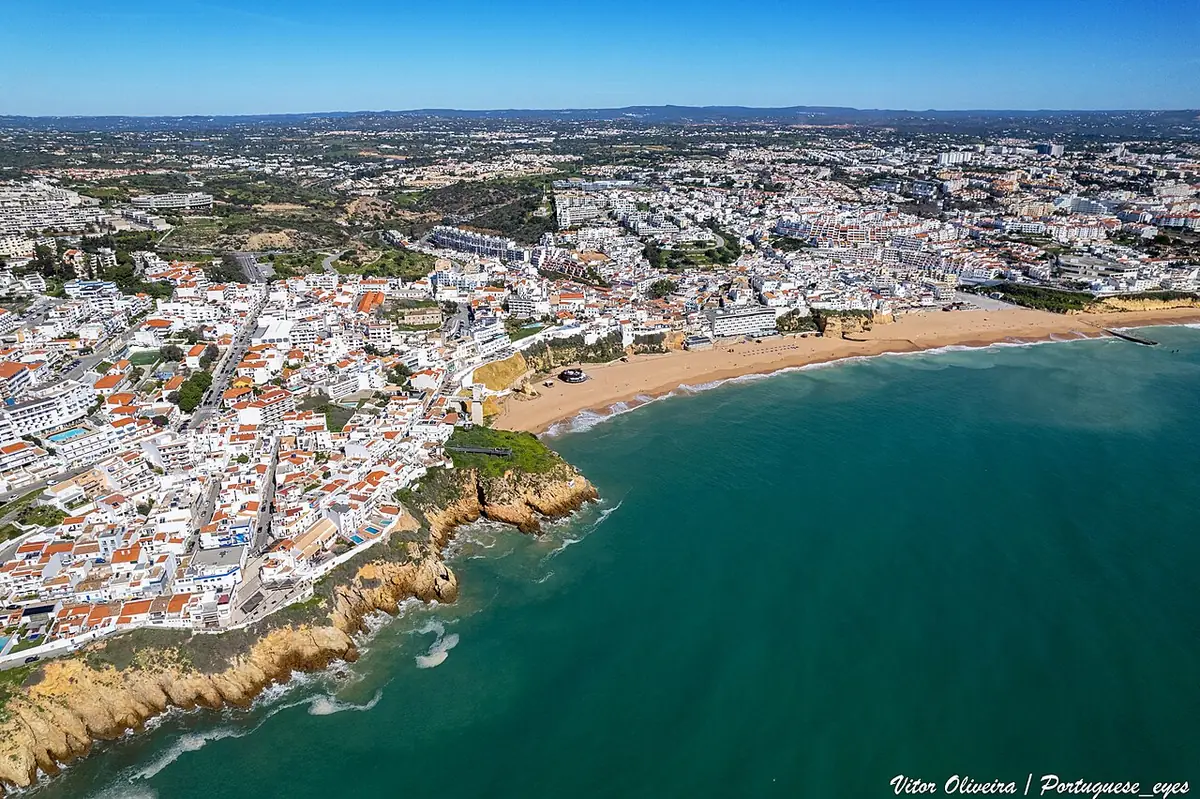 Vue aérienne d’Albufeira, ville blanche entre plage et côte