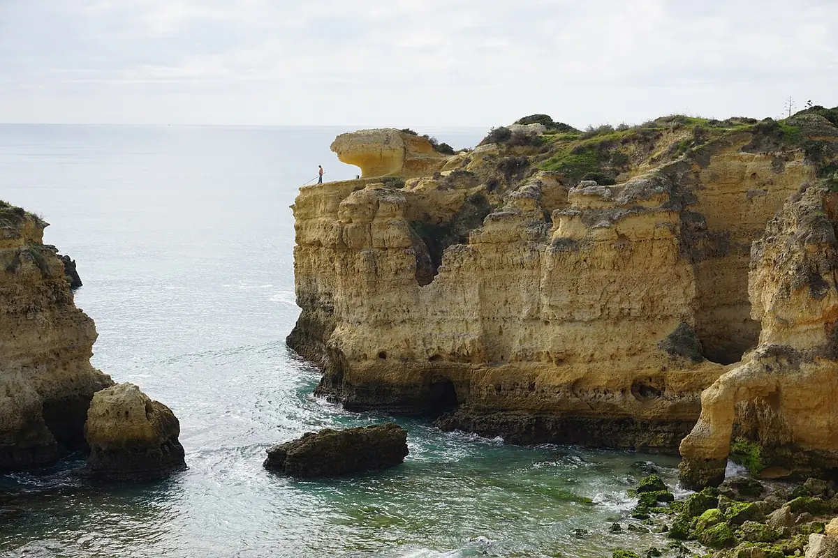 Une arche rocheuse creusée dans les falaises près d’Albufeira