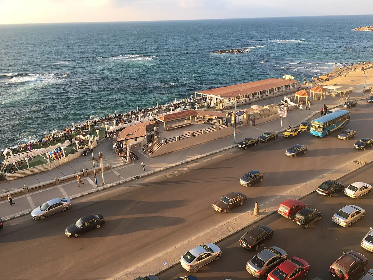 La corniche d’Alexandrie animée par la circulation, en bord de mer