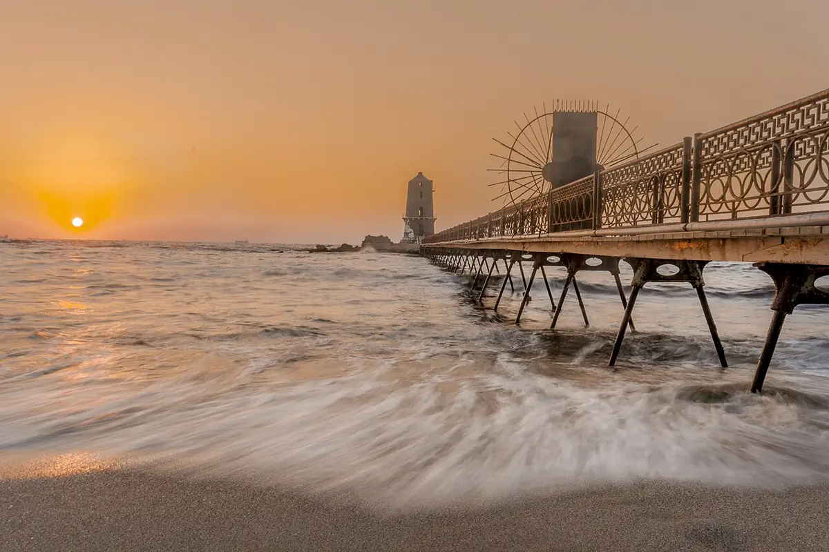 Une jetée en bois s’avançant dans la mer au coucher du soleil, à Alexandrie