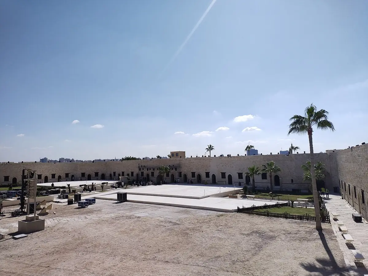 La cour intérieure de la citadelle de Qaitbay à Alexandrie, avec un palmier