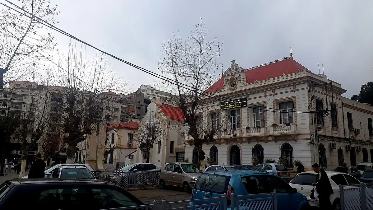 Une rue du centre-ville de Bir Mourad Raïs bordée d’immeubles anciens