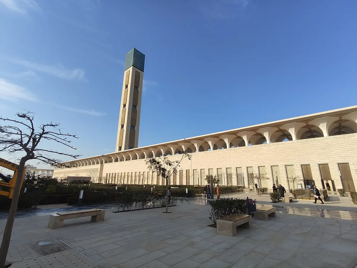 La Grande Mosquée d’Alger et son minaret élancé sous un ciel bleu