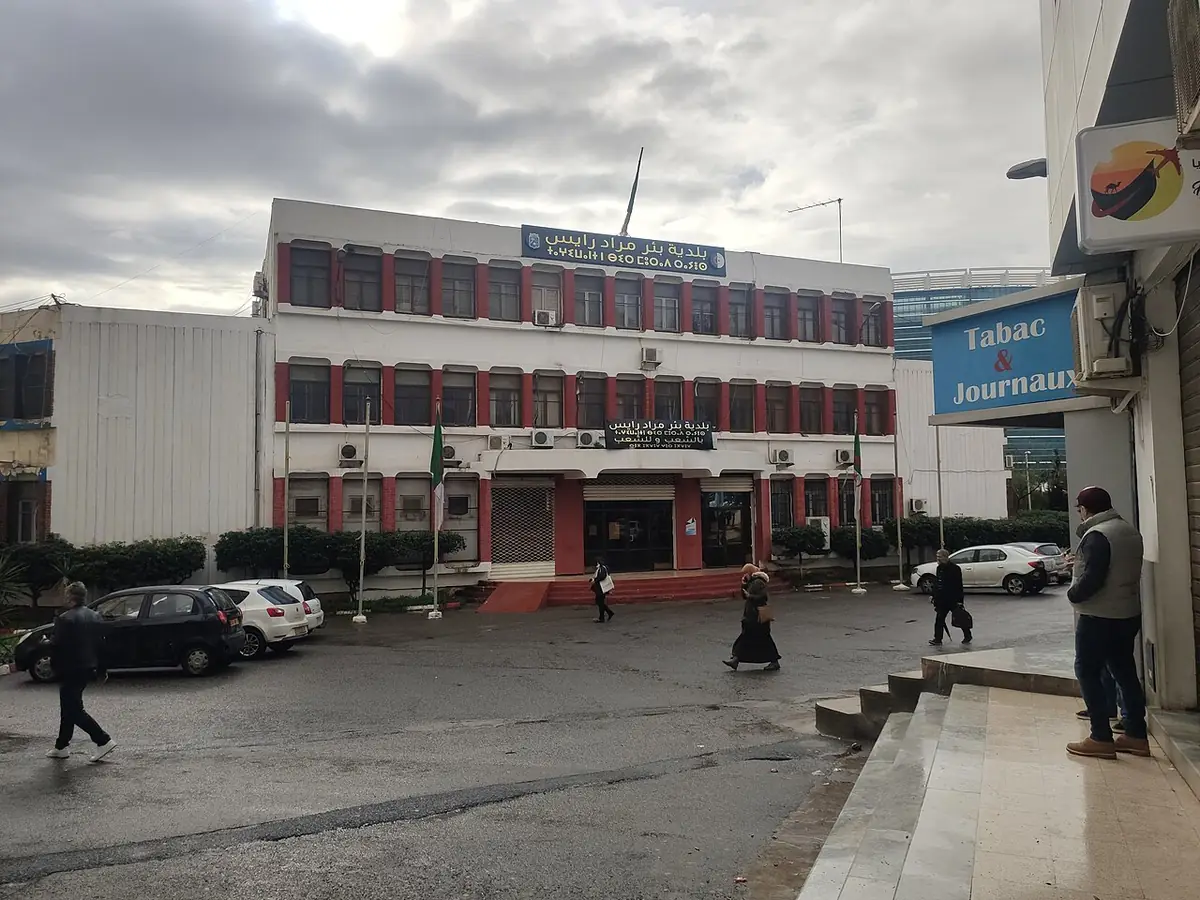 Le siège de la commune de Bir Mourad Raïs, façade rouge et blanche