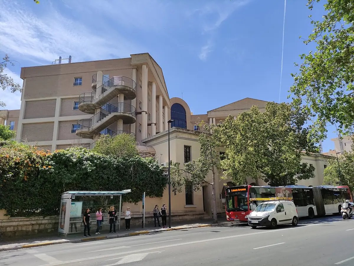 Une rue d’Alicante bordée d’immeubles à balcons et d’un arrêt de bus