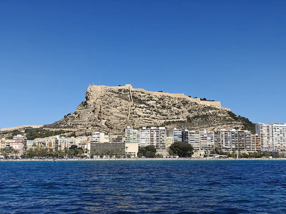 Le château de Santa Bárbara dominant Alicante et sa baie