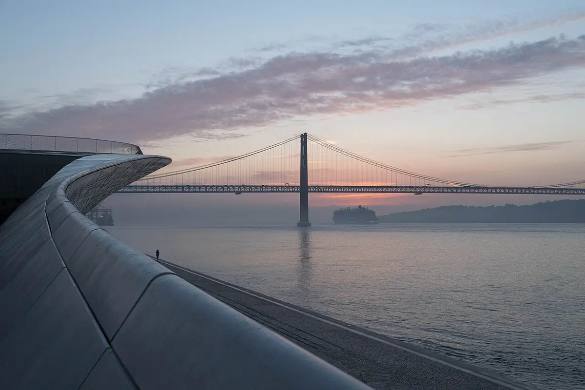 Le pont du 25 Avril se découpant sur le Tage au crépuscule