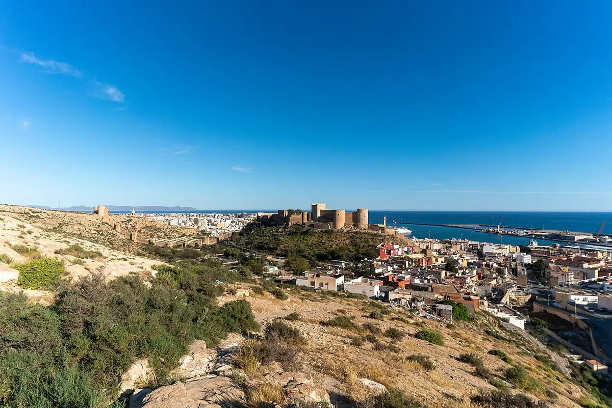 Vue d’ensemble d’Almería avec l’Alcazaba, la baie et le port