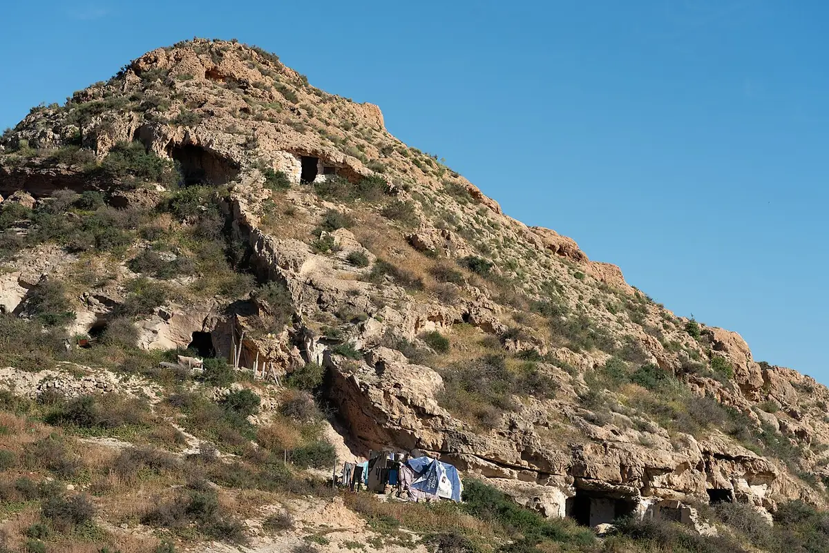 Des habitations troglodytes creusées dans une colline aride près d’Almería