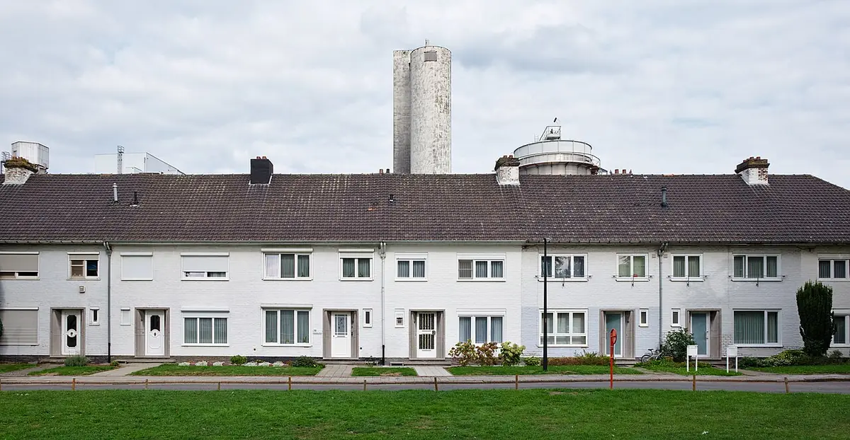 Les maisons blanches du béguinage d’Alost, alignées sous une tour