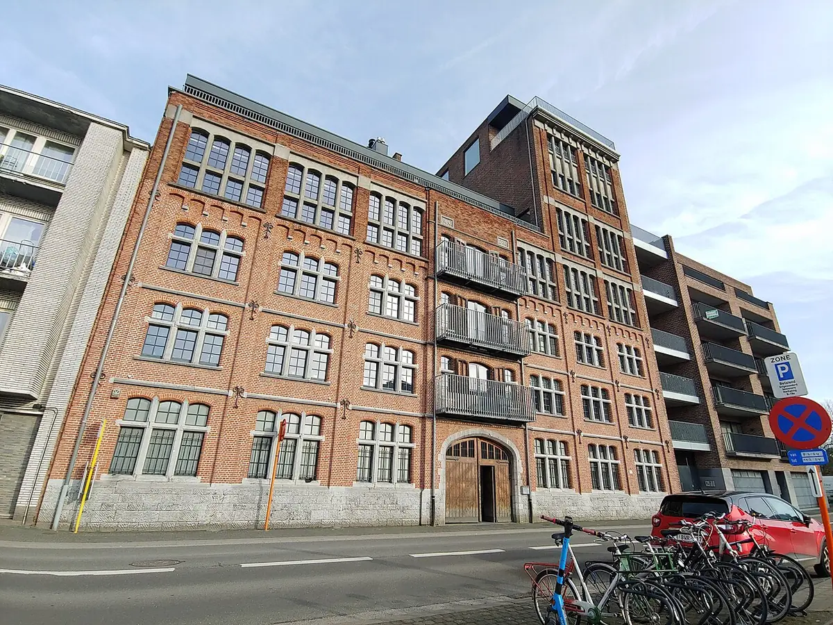 Un ancien bâtiment industriel en briques rouges reconverti en logements, Alost