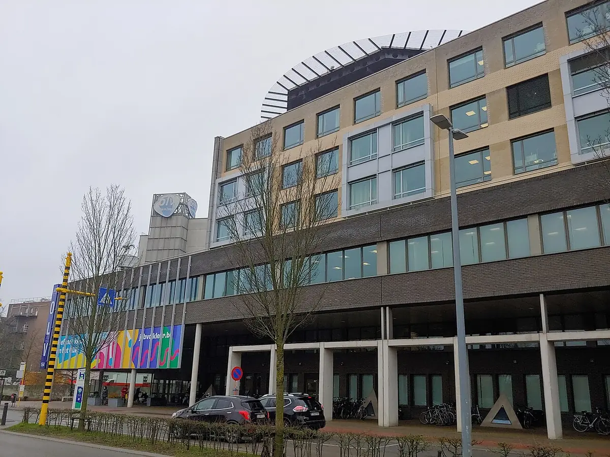 Un bâtiment moderne en bordure de rue à Alost, avec commerces au rez-de-chaussée