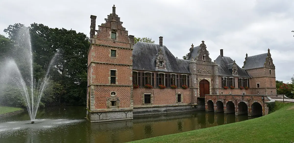 Le château de Moorsel entouré de douves, avec ses jets d’eau