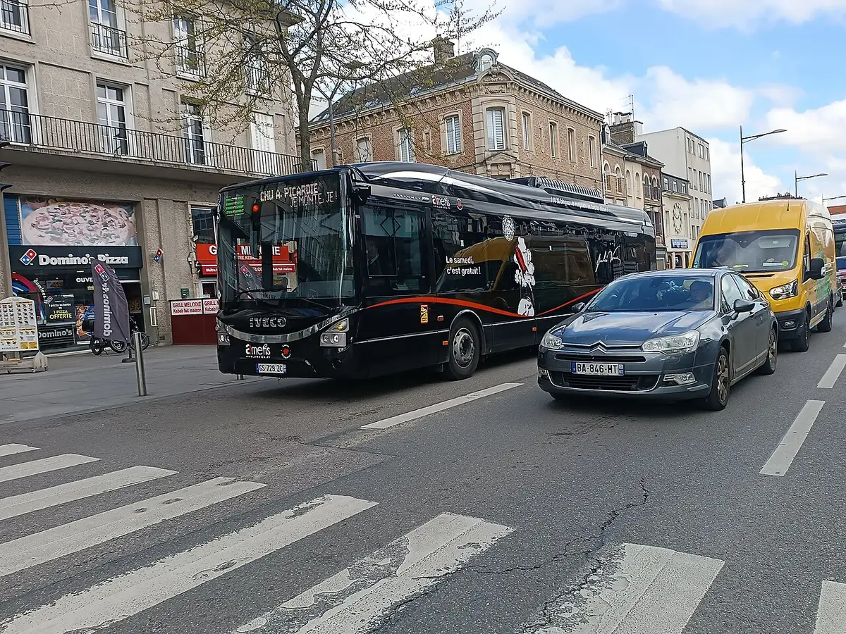 Une rue commerçante d’Amiens animée par bus et voitures