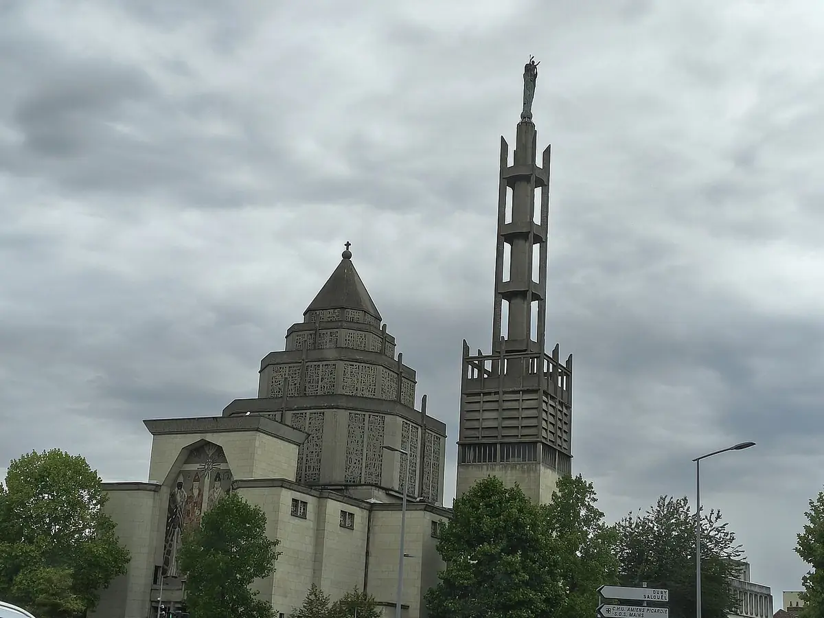 Les tours de la cathédrale Notre-Dame d’Amiens sous un ciel nuageux