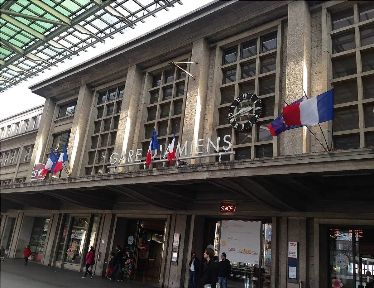 La façade de la gare d’Amiens, avec ses drapeaux français
